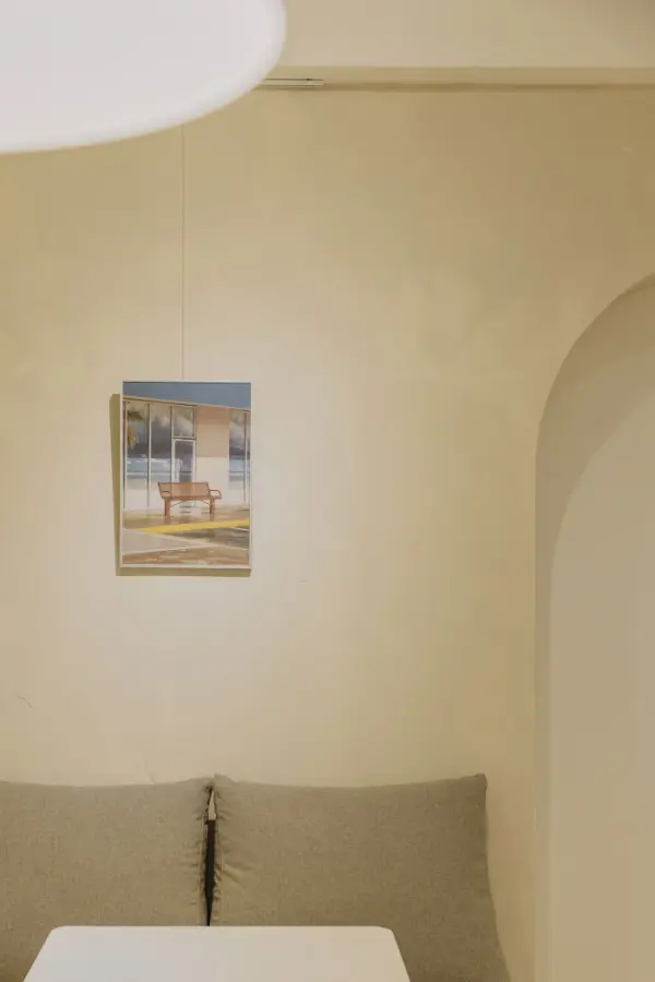 행잉 아트워크가 포인트인 베이지톤 라운지 코너